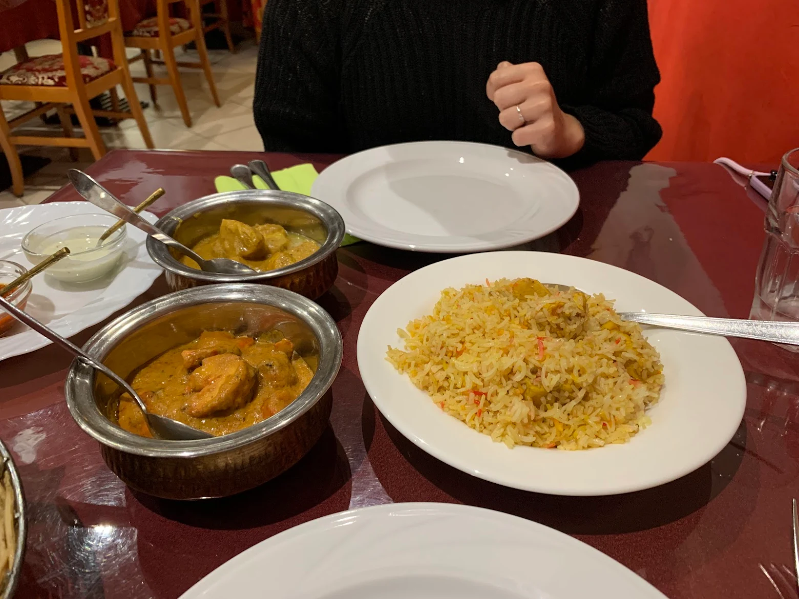 Tavola apparecchiata con piatti di curry indiano e riso biryani